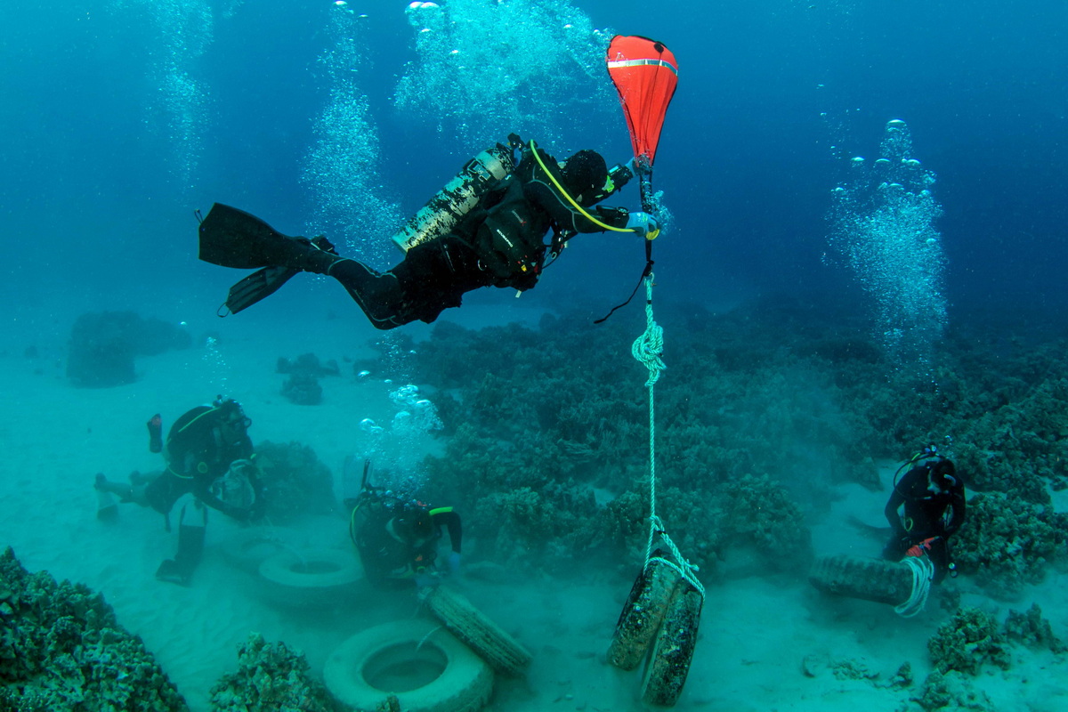 UW Divers removing tires