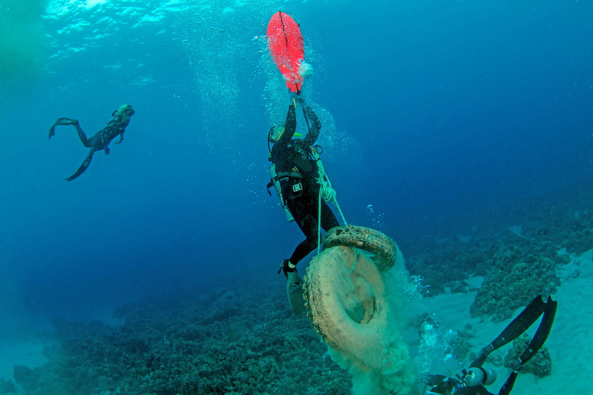 UW Divers removing tires 7 LR 1200w