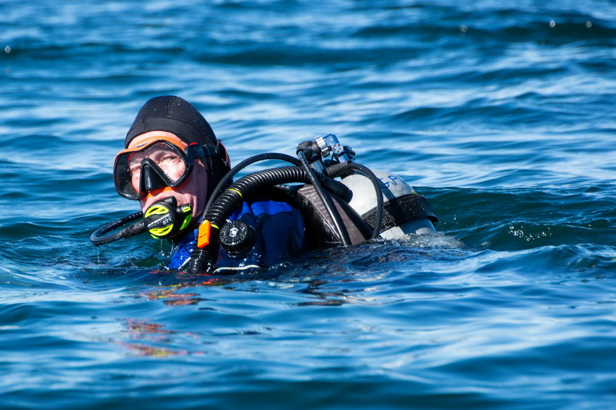 advisor Geoff diver in water