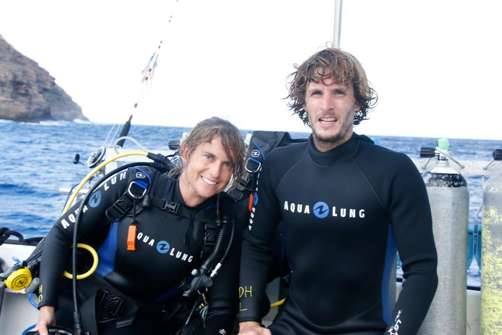 Volunteer divers Sarah-Jeanne and Olivier
