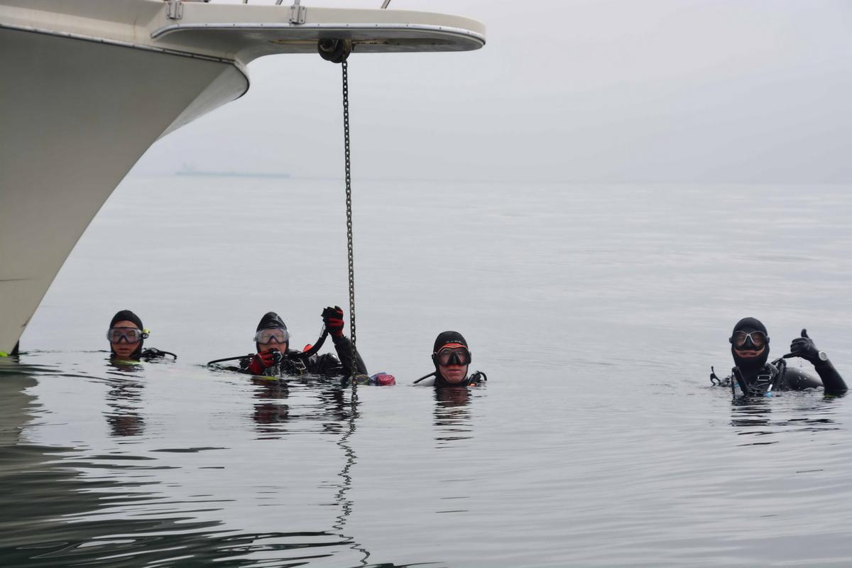 Divers at anchor line