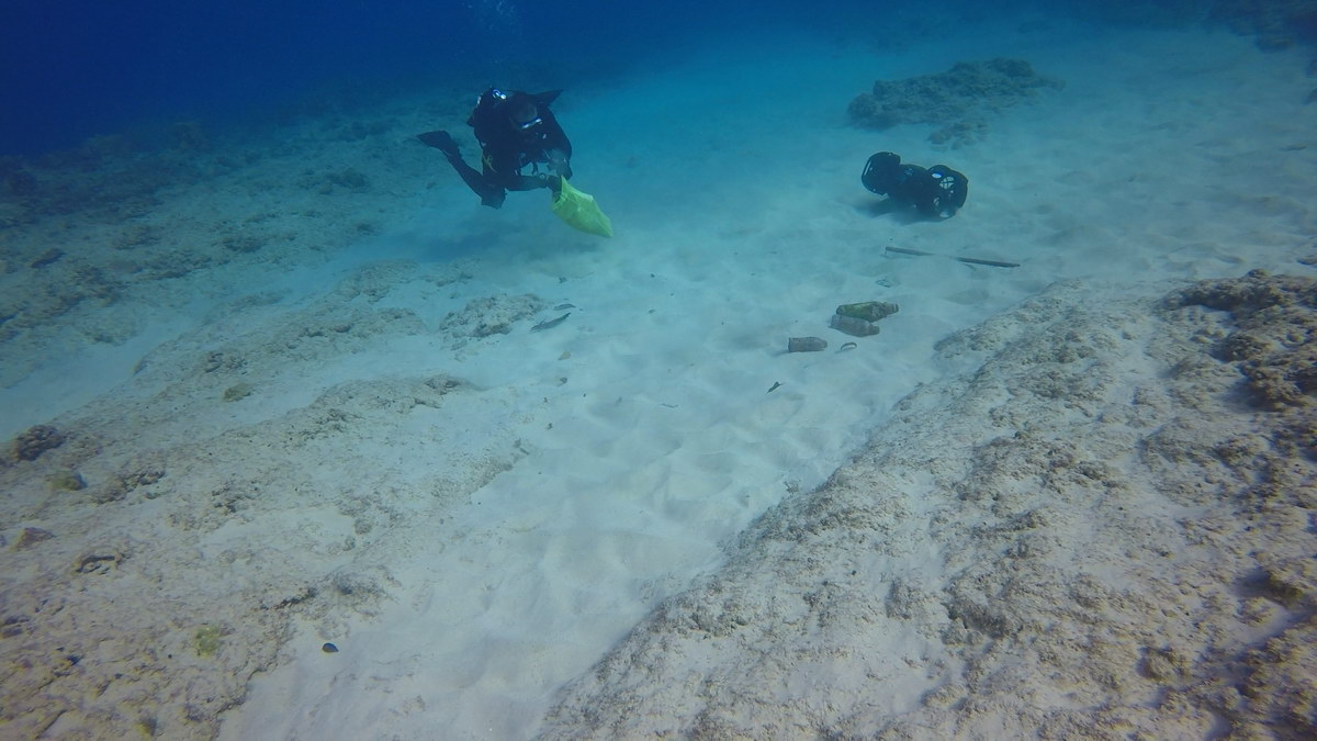 UW Diver removing debris 