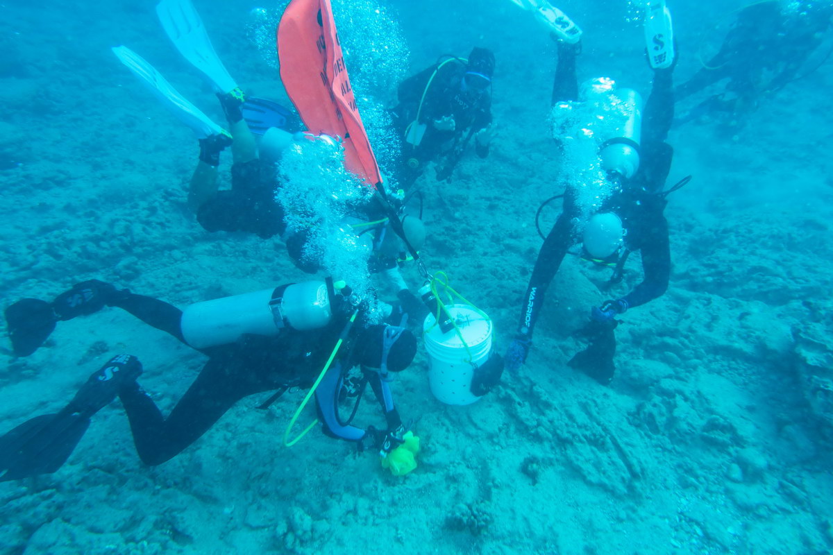 UW ODA divers w bucket o debris